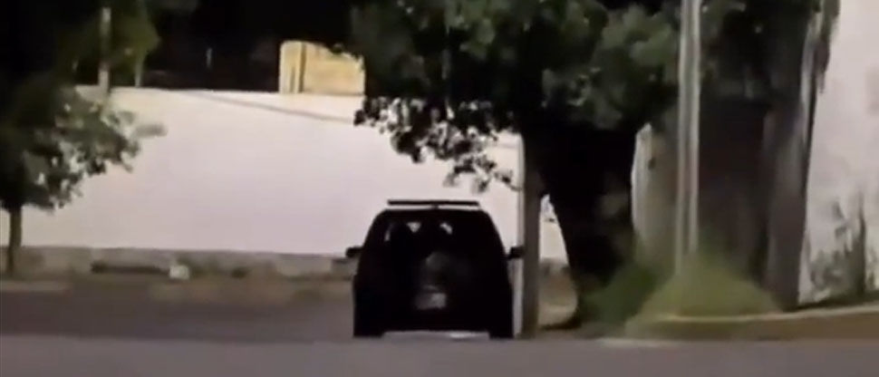 Viralizan video de carro estacionado haciendo movimientos “sospechosos”