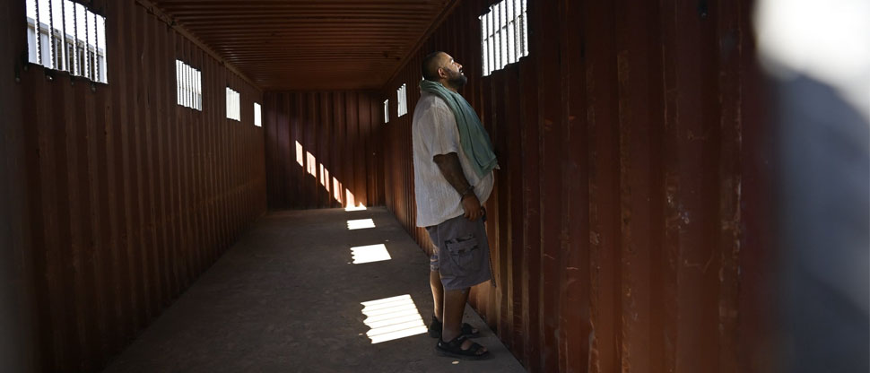 Ejército guatemalteco construye celdas provisionales con contenedores usados