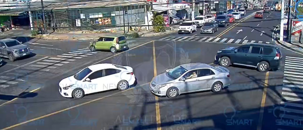 Imprudencia al conducir provoca choque en la calle Chiltiupán, Ciudad Merliot