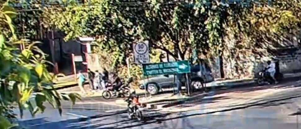 Este es el momento cuando camioneta embiste moto que hacía el alto en desvío a Comasagua