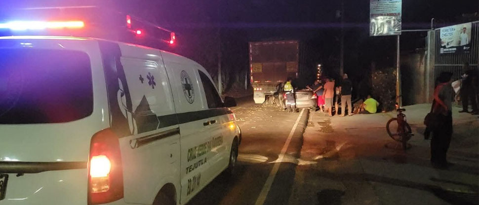 Conductor queda en estado crítico tras chocar con una rastra en Chalatenango