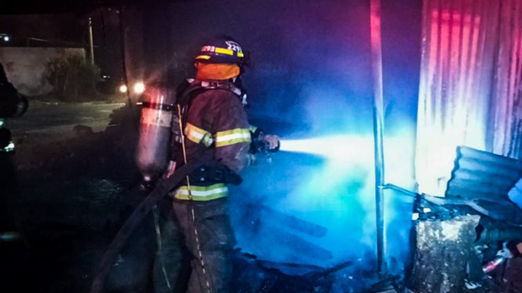 Bomberos sofocan incendio estructural en Apopa