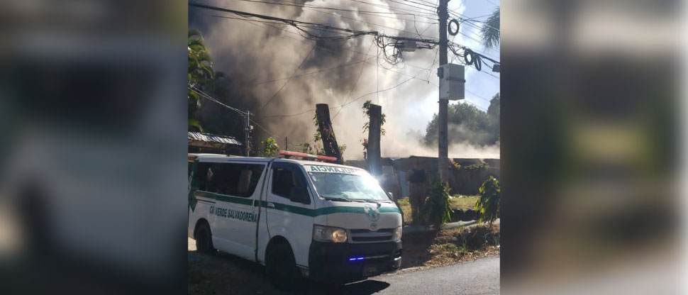Incendio consume 2 viviendas en la residencial San Pedro, Mejicanos