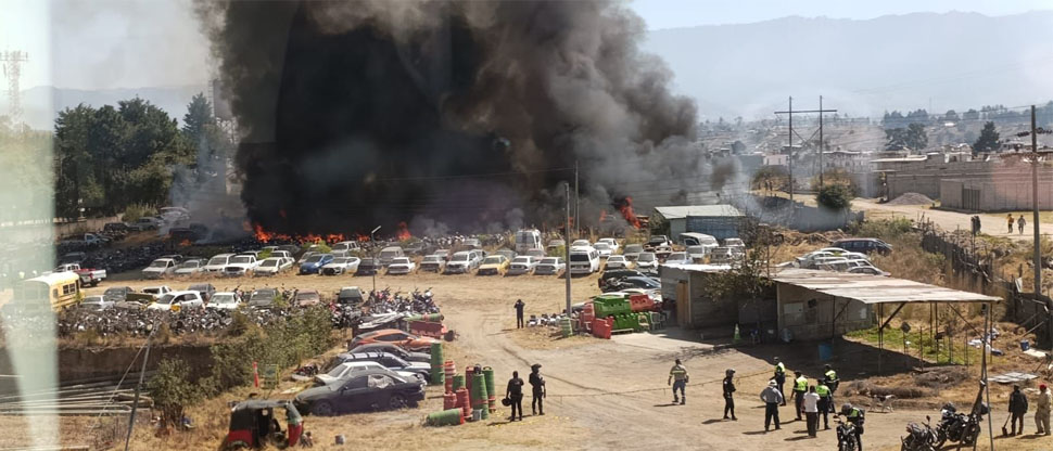 GUATEMALA: voraz incendio reduce a cenizas carros en estacionamiento municipal de Quetzaltenango