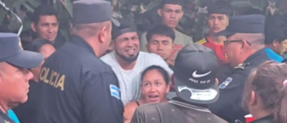 Revoltoso llora cuando es detenido por la PNC por provocar desórdenes públicos