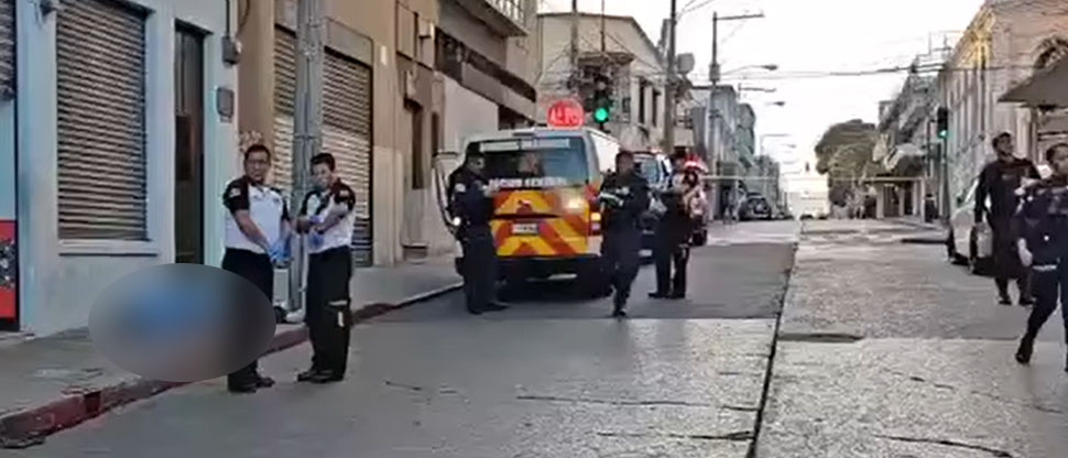 GUATEMALA: publican video del instante exacto cuando conductor le quita la vida ladrón que intentó asaltarlo