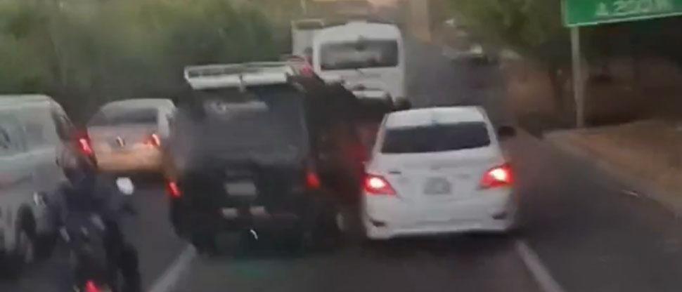 Sancionan a microbusero denunciado por manejar sobre el carril auxiliar