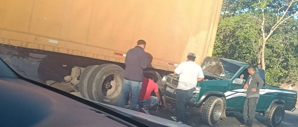 Pick up queda debajo de furgón tras aparatoso choque en la carretera Litoral