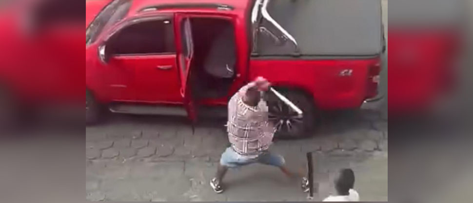 GUATEMALA: conductor recibe una paliza la tratar de escapar tras destruir un puesto de ventas