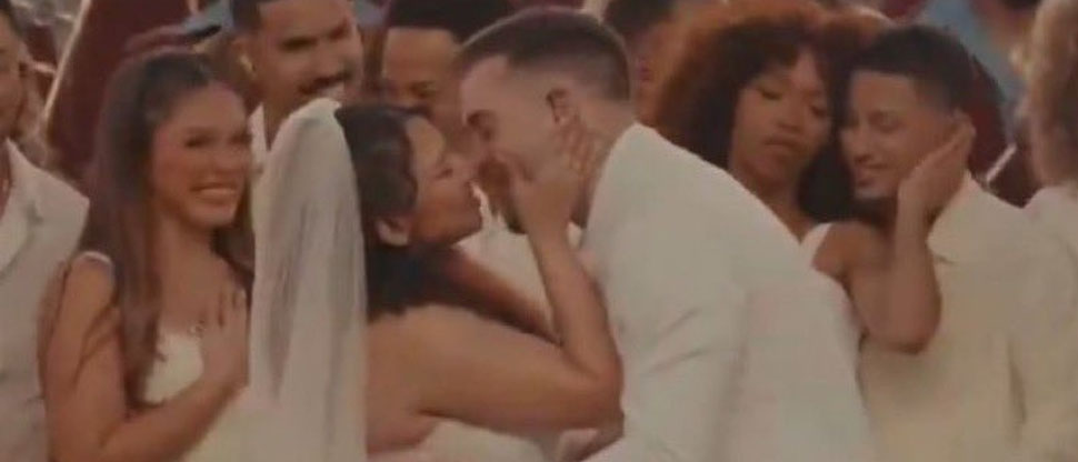 Salvadoreña se casa en el show del medio tiempo del Superbowl