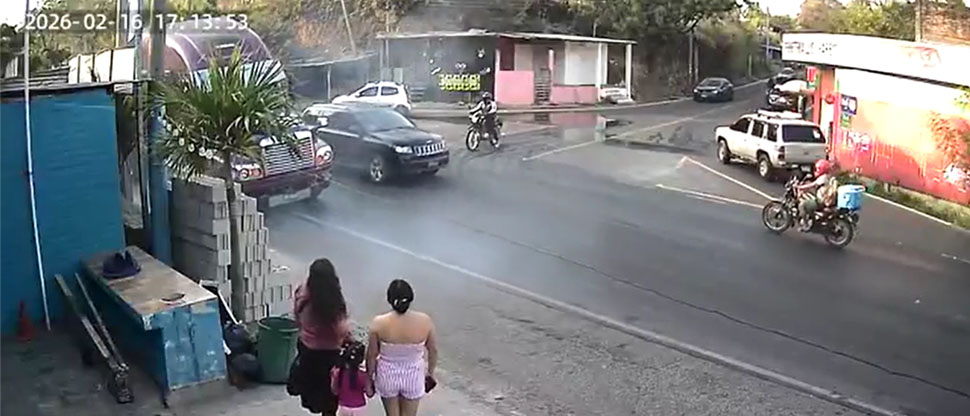 Rastra casi se “pasa llevando” a conductora que no indicó con anticipación que haría un giro