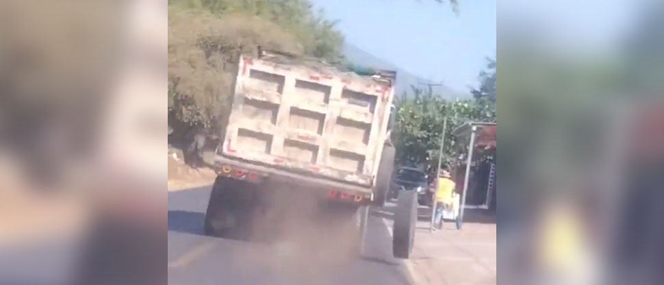 Este es el momento cuando volqueta pierde neumático y casi golpea a un peatón