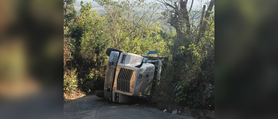 Camión de volteo que transportaba grava vuelca en Nahuizalco, Sonsonate