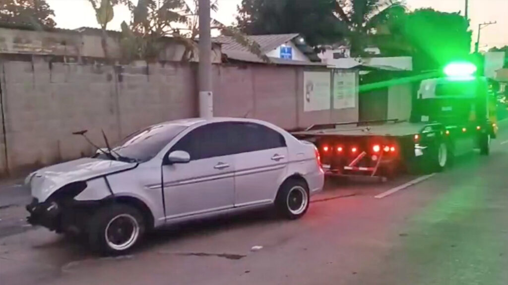 Retiran vehículo que se accidentó sobre la carretera al Puerto de La Libertad