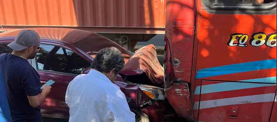 Conductor impacta en parte trasera de autobús de la ruta 201 en Santa Ana