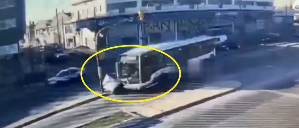 Argentina: siete personas viajaban en un auto y fueron embestidos por un autobús