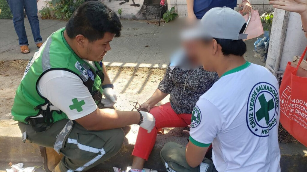 Asisten a señora de la tercera edad que cayó de un bus en San Salvador