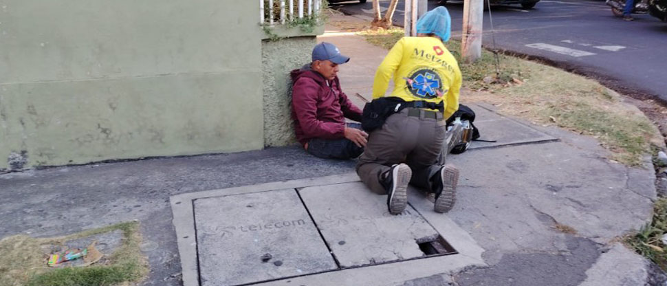 Motociclista resulta con lesiones tras chocar con automovilista