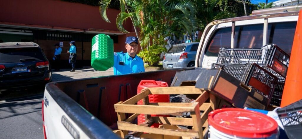 Agentes del CAM retiran obstáculos en la colonia San Benito, San Salvador