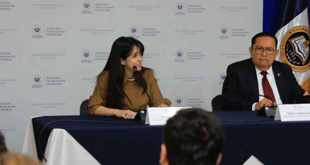 Cancillería firma convenio con la Univo para otorgar becas universitarias