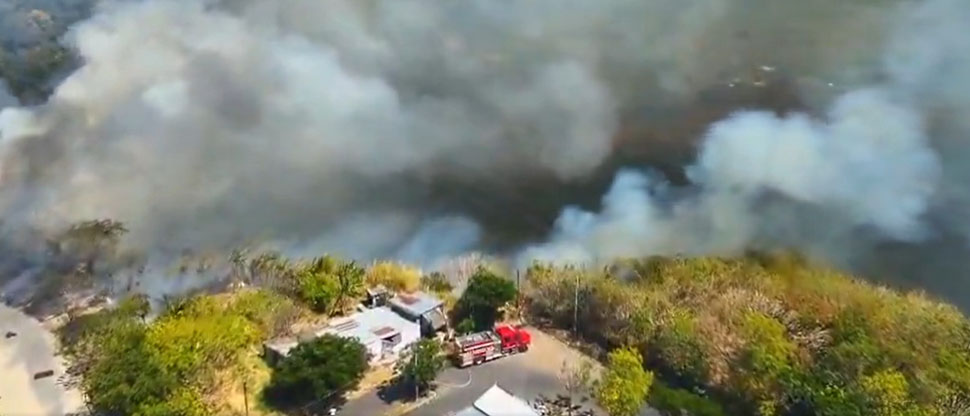 Bomberos atiende incendio en colonia Vista al Lago, Ilopango