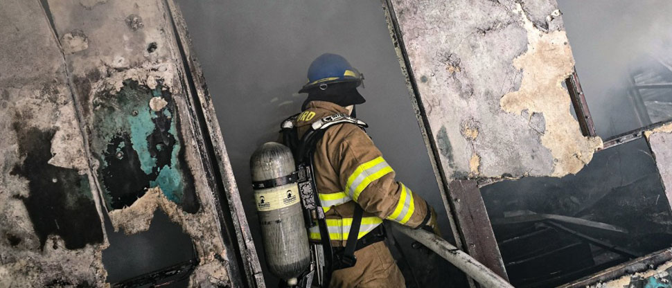 Bomberos sofocan incendio en interior de vivienda en San Miguel
