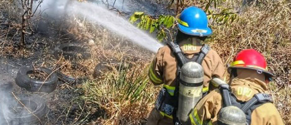 Bomberos sofocan incendio de maleza seca en San Vicente