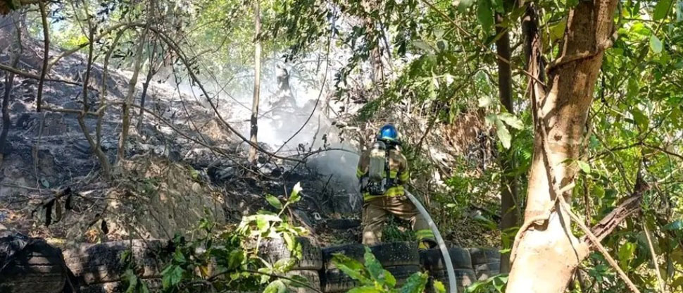 Bomberos controlan incendio de maleza seca en La Paz