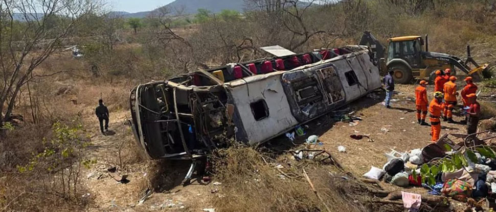 Brasil: tragedia deja 15 fallecidos tras volcar autobús