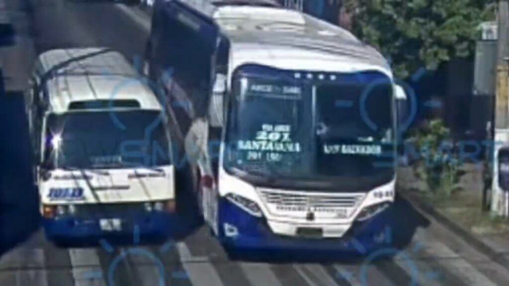 Busero le pasa arrancando un espejo a Coaster en Santa Tecla