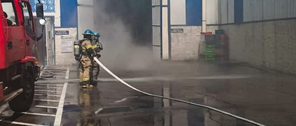 Bomberos controlan incendio en bodega de empresa Calvo en La unión