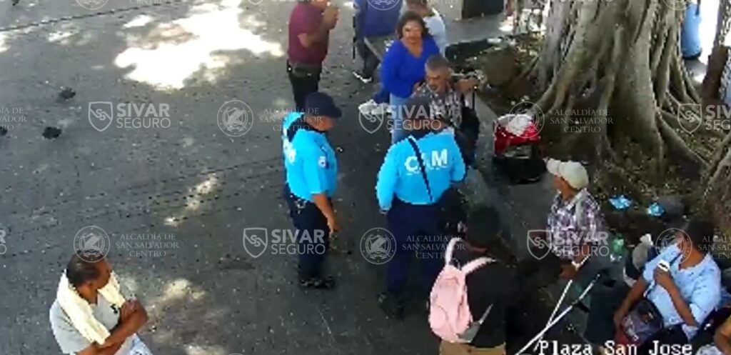 Sancionan a personas por consumir alcohol en la Plaza San José