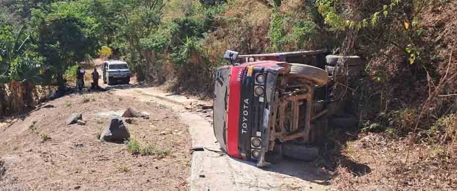 3 Personas lesionadas tras vuelco de camión en Santa Ana