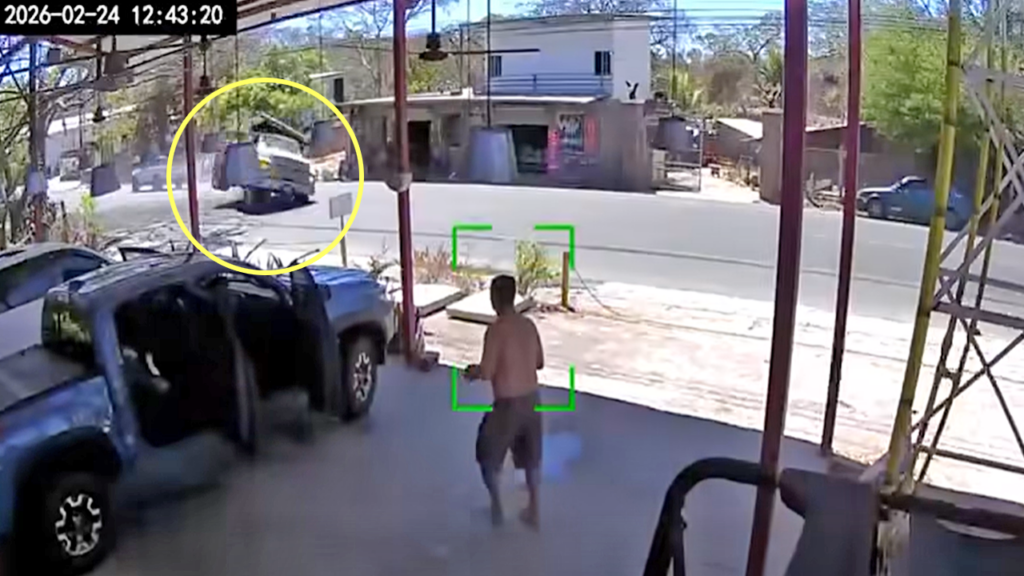 Cámara capta momento exacto cuando camión vuelca en la troncal del norte