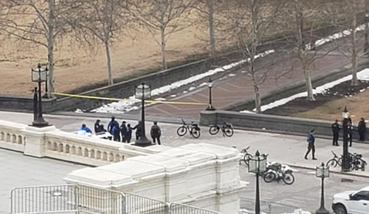 Detienen a joven que corría con una escopeta hacia el Capitolio de EUA