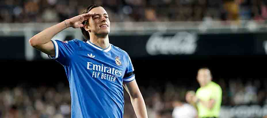 El Real Madrid gana con un fino 2-0 y sigue dando la batalla