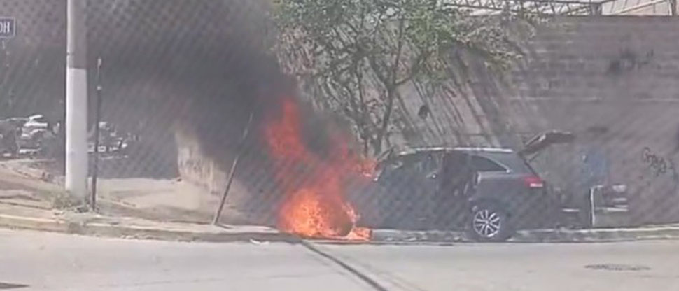 Vehículo se incendia en la final de la 75 Avenida norte