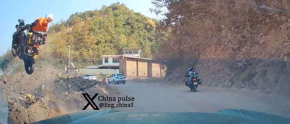 China: mujer pierde el control de su moto y cae a un barranco