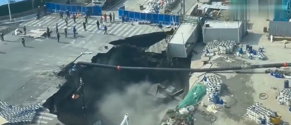 China: cámaras captan el hundimiento de una calle que sorprendió a varios trabajadores
