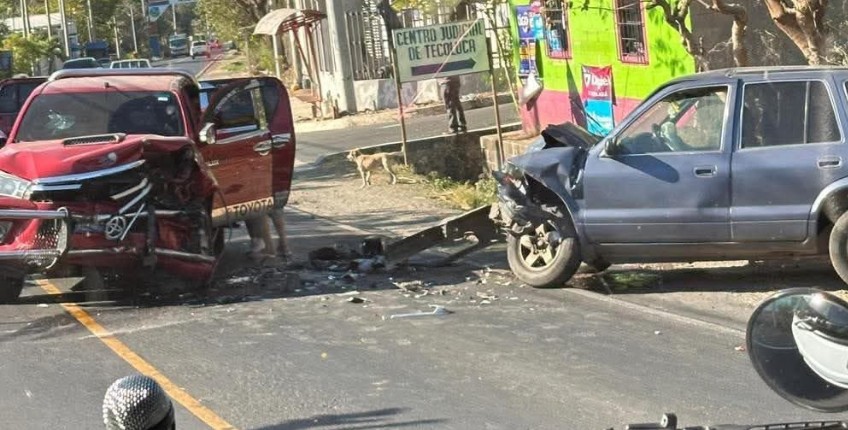 Reportan aparatoso choque frontal en San Vicente