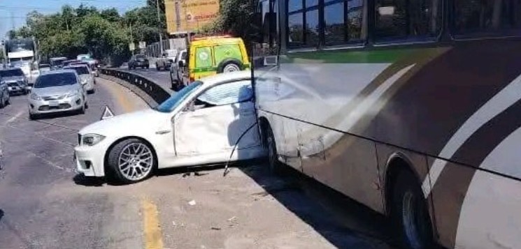 Vehículo invade carril contrario y provoca choque con buseta de la ruta 109 en Nejapa