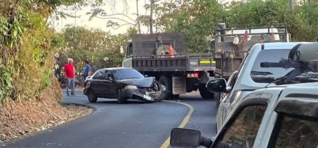 Fuerte choque entre camión y automóvil en la vuelta El Cuyapo, Usulután