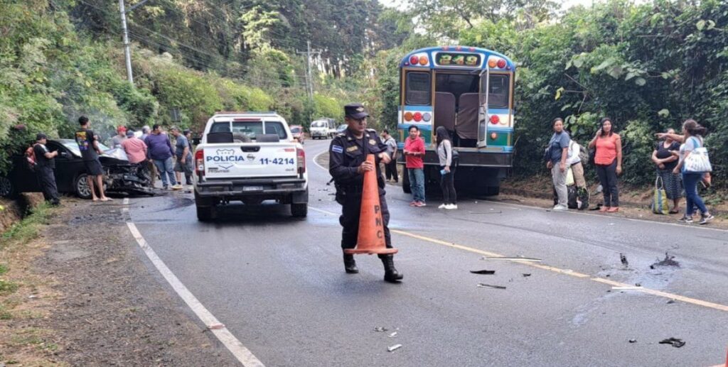 Cuatro lesionados tras fuerte choque por intentar sobrepasar en una curva