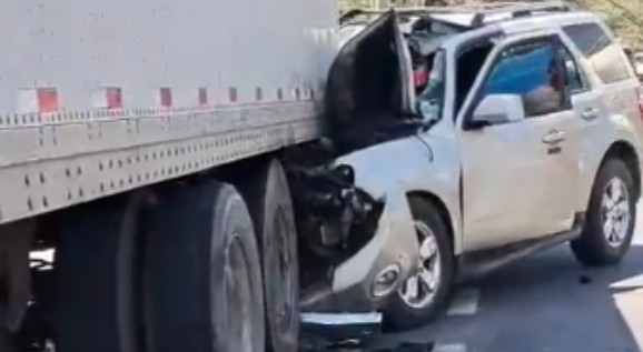 Camioneta se incrusta en la parte trasera de un camión en las cercanías de American Park