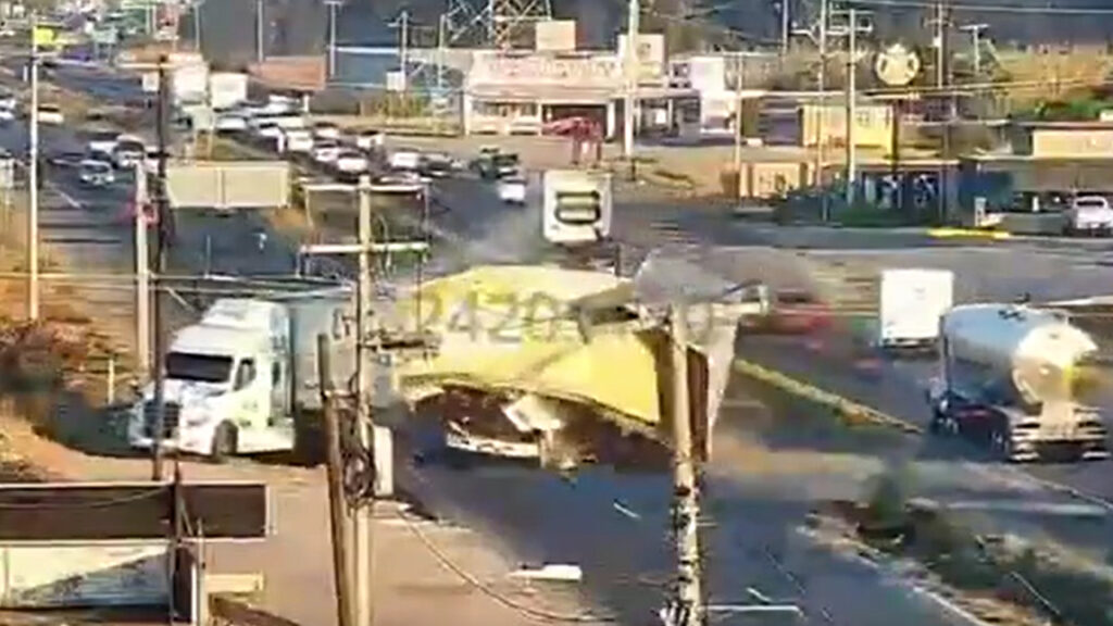 Impactante: choque de trailers queda registrado en video