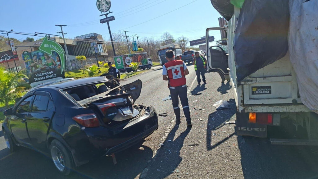Se registra aparatoso accidente vial sobre carretera Litoral