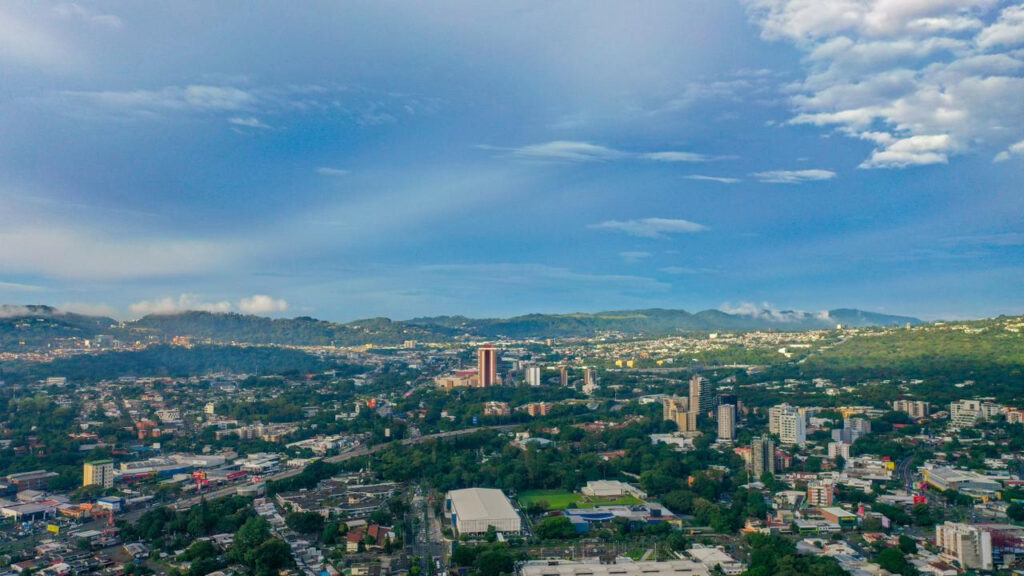 Vientos nortes con ráfagas de hasta 80 km/h ingresarán la tarde de este domingo