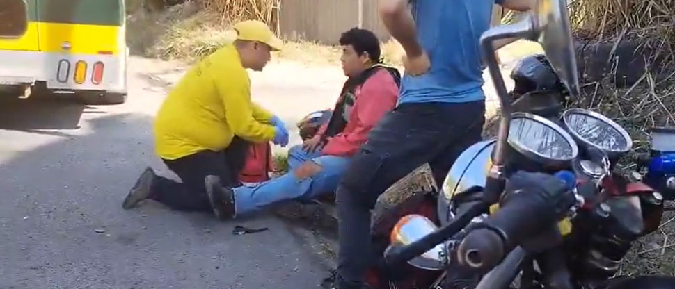 Comandos de Salvamento atienden a un motociclista lesionado en San Salvador