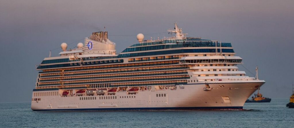 Crucero con 2,300 pasajeros arriba al puerto de Acajutla