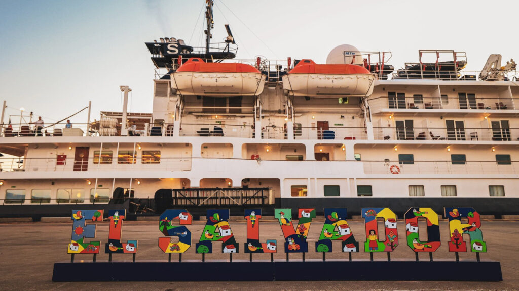 Atraca en Puerto de La Unión crucero Hebridean Sky con turistas de distintas nacionalidades